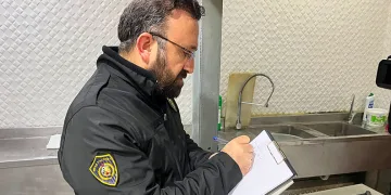 Tır iş yerine daldı, o anlar kameraya yansıdı