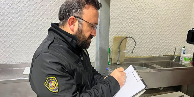 Tır iş yerine daldı, o anlar kameraya yansıdı