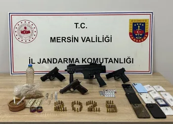 Mersin’de uyuşturucu ve silah ticareti yapan 3 şüpheli tutuklandı