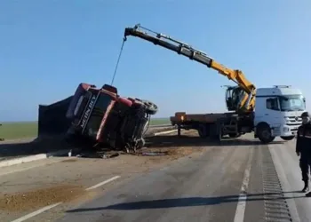 Aksaray’da tır devrildi: 1 yaralı