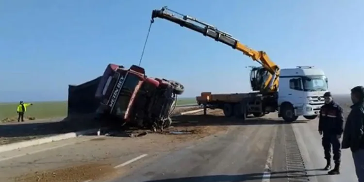 Aksaray’da tır devrildi: 1 yaralı