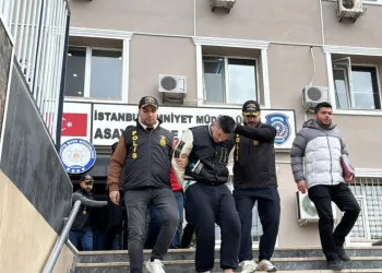 Fatih’te iş yerine silahlı saldırı kamerada: Şüpheliler kısa sürede yakalandı