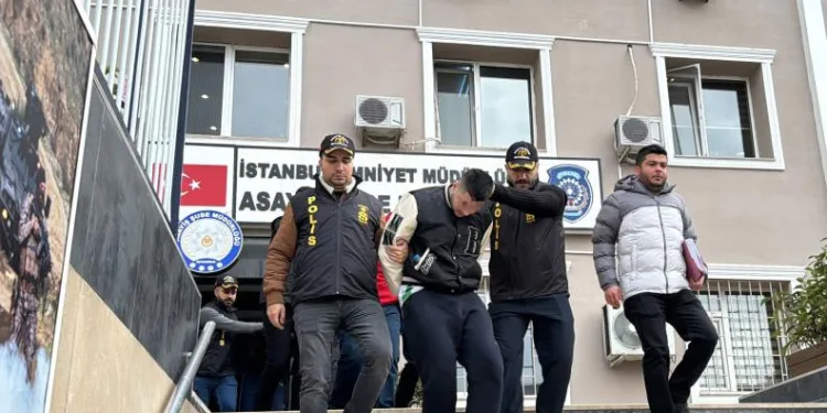Fatih’te iş yerine silahlı saldırı kamerada: Şüpheliler kısa sürede yakalandı