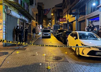 Çamura saplanarak derede mahsur kalan inek, iş makinesiyle kurtarıldı