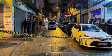 Çamura saplanarak derede mahsur kalan inek, iş makinesiyle kurtarıldı