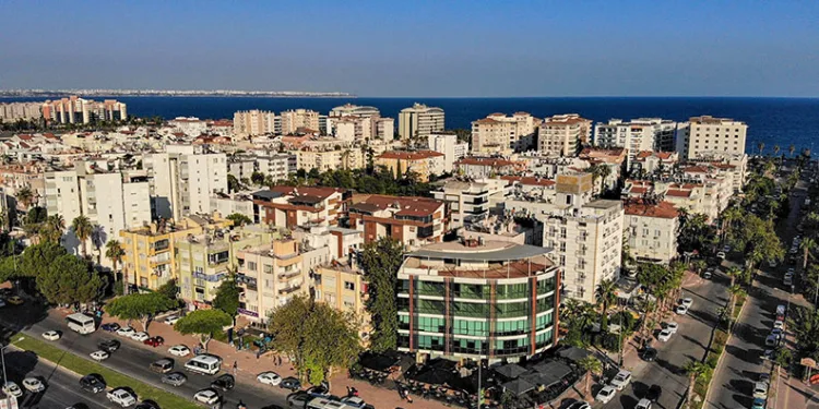 Arnavut depremzedeler Türkiye’nin inşa ettiği evlerde huzurlu bir yaşam sürdürüyor