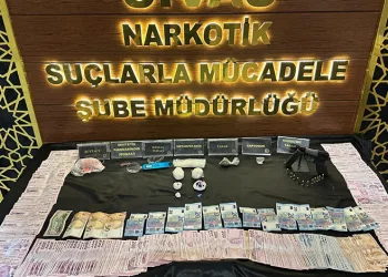 Tır iş yerine daldı, o anlar kameraya yansıdı