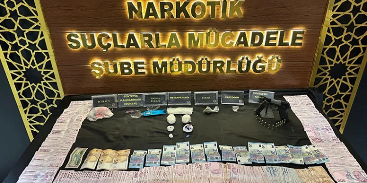 Tır iş yerine daldı, o anlar kameraya yansıdı