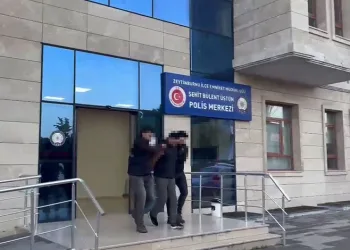 Zeytinburnu’nda husumetlisini lobiye çağırıp silahlı saldırı düzenleyerek, o anları da kayda aldılar