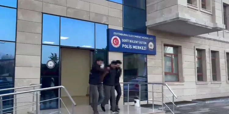 Zeytinburnu’nda husumetlisini lobiye çağırıp silahlı saldırı düzenleyerek, o anları da kayda aldılar
