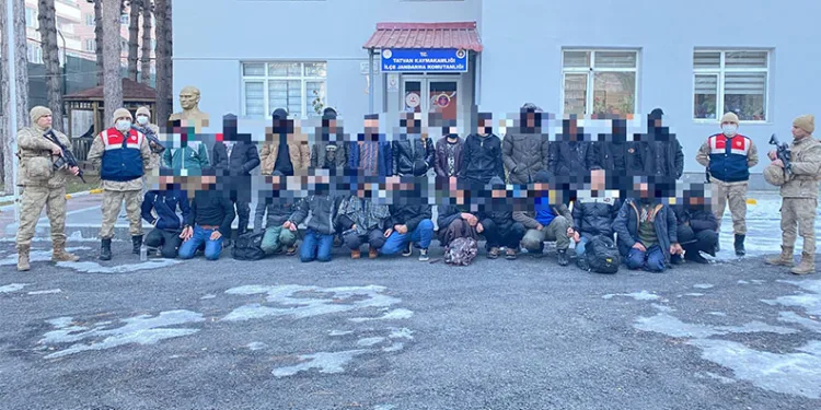 Bitlis’te 24 düzensiz göçmen yakalandı