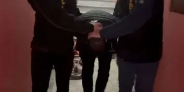 Park halindeki motosikletlere çarpıp kaçtı