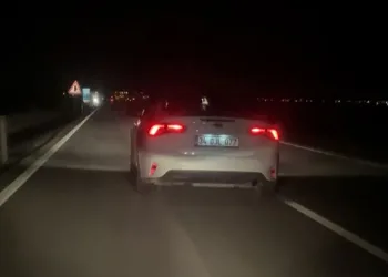 Çamura saplanarak derede mahsur kalan inek, iş makinesiyle kurtarıldı