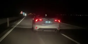 Çamura saplanarak derede mahsur kalan inek, iş makinesiyle kurtarıldı