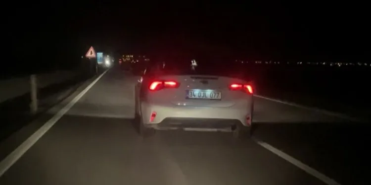 Çamura saplanarak derede mahsur kalan inek, iş makinesiyle kurtarıldı