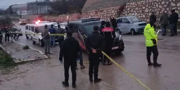 Sokakta tüfekle rastgele ateş açtı: Yakalanma anı kamerada