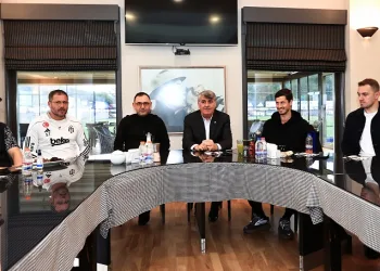Beşiktaş’ta Başkan Serdal Adalı, Futbol A Takımı ile buluştu