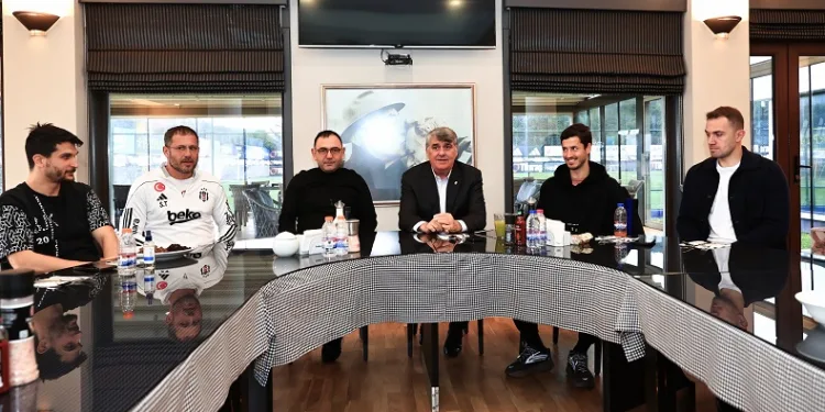 Beşiktaş’ta Başkan Serdal Adalı, Futbol A Takımı ile buluştu