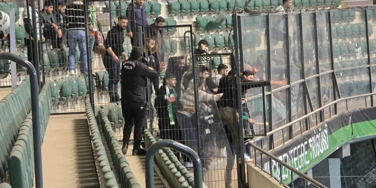 Kocaelispor – Iğdır FK maçında çıkan tribün olaylarında 7 kişi gözaltına alındı