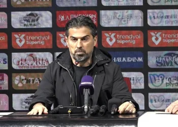 Çaykur Rizespor Teknik Direktörü İlhan Palut: “Kazanmayı bence hak etmiştik”