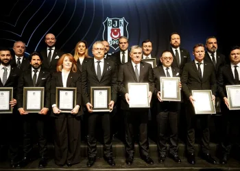 Beşiktaş’ta Başkan Serdal Adalı ve yönetimi, mazbatalarını aldı