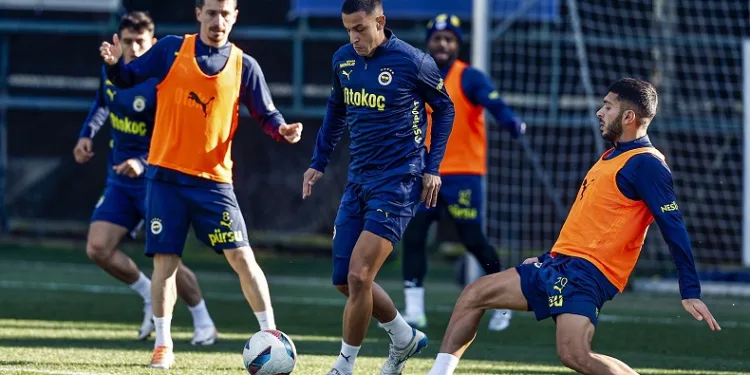 Fenerbahçe çalışmalarını sürdürdü