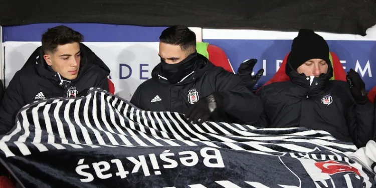 Beşiktaşlı futbolcular battaniyeye sarıldı