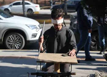 Öğrenciler gözleri kapalı yürüdü