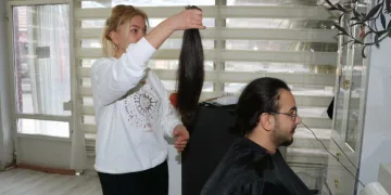 Saçlarını kanser hastaları için bağışladı
