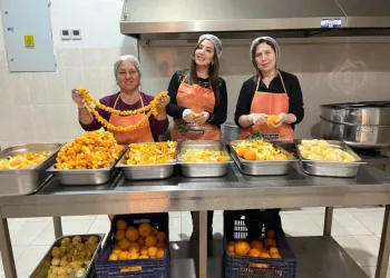 Muratpaşa’nın turunçları reçele dönüşüyor