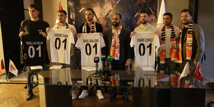 Adanaspor’dan 4 yeni transferi için toplu imza töreni