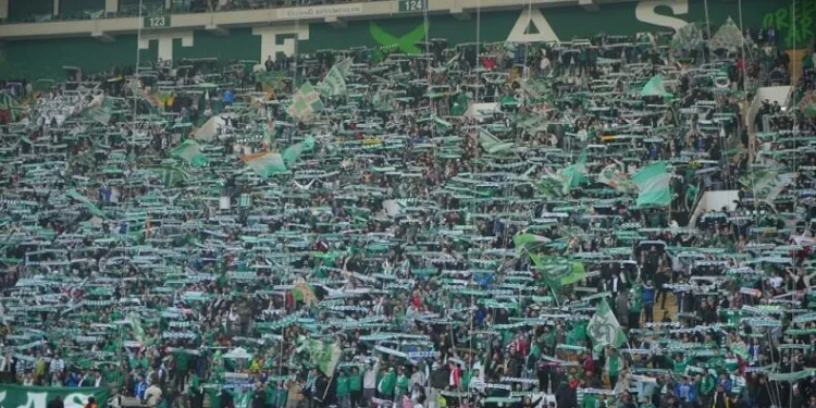 Bursaspor taraftarları takımına güç vermeye devam ediyor