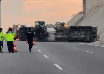 Bursa-İzmir otobanında tanker devrildi
