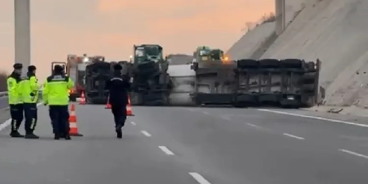 Bursa-İzmir otobanında tanker devrildi