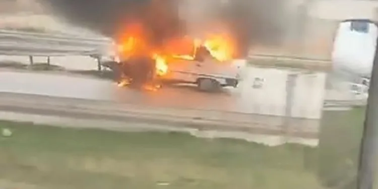 Çanakkale-Bursa karayolunda araç bariyere çarpıp yandı