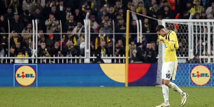 Fenerbahçe’de Mert Müldür’ün omzunda çıkık tespit edildi