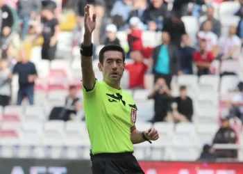 Burak Pakkan ikinci kez Sivasspor-Kayserispor maçında düdük çalacak