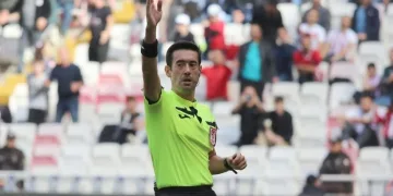 Burak Pakkan ikinci kez Sivasspor-Kayserispor maçında düdük çalacak