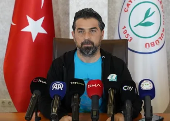 Çaykur Rizespor Teknik Direktörü İlhan Palut: “Her şeyi sil baştan yapabileceğimiz bir takımımız yok”