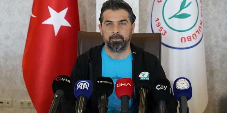 Çaykur Rizespor Teknik Direktörü İlhan Palut: “Her şeyi sil baştan yapabileceğimiz bir takımımız yok”