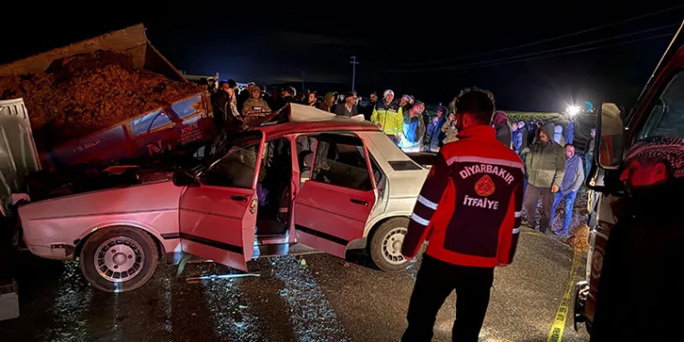 Otomobil park halindeki römorka çarptı: 1 ölü, 3 yaralı