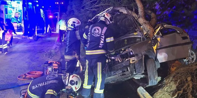 Ağaca çarpan otomobil hurdaya döndü, 2 genç hayatını kaybetti