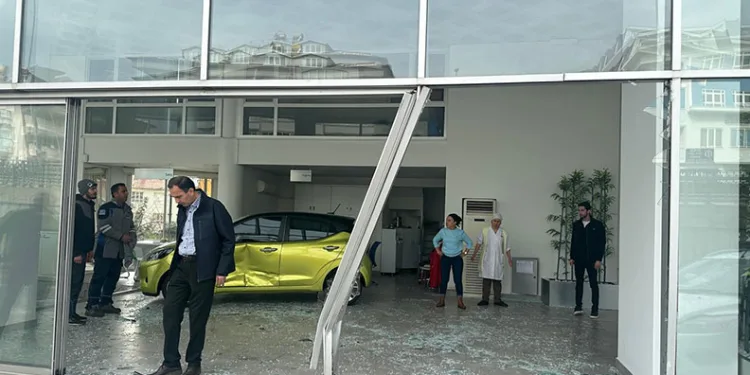 Alanya’da şerit ihlali yapan otomobil showrooma daldı