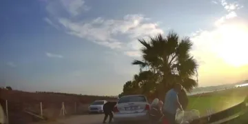 Piknik yapan ailenin aracını soydu