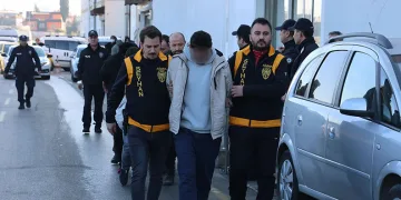 Ruhsatlı silah aldırıp karaborsada satan şüpheliler yakalandı