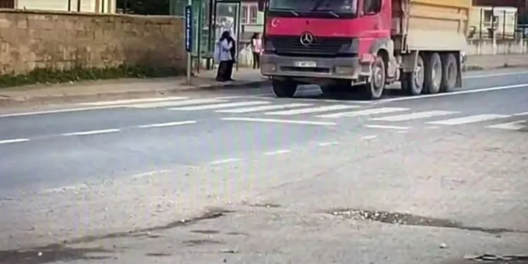 Okul çıkışı yayalara yol vermeyen araç sürücülerine ceza yağdı