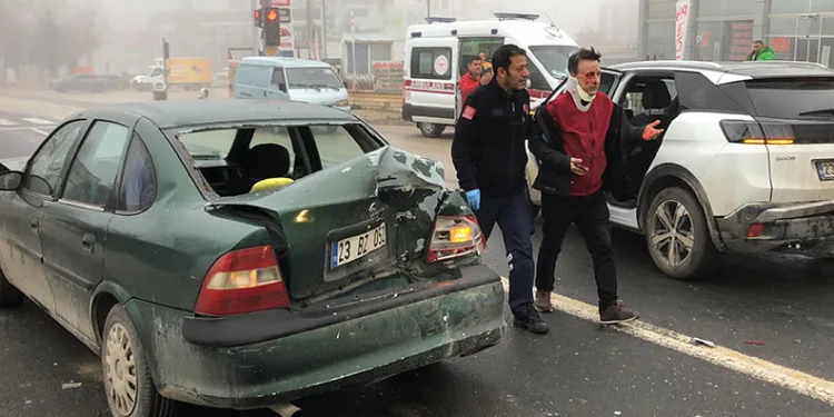 Elazığ’da zincirleme kaza: 6 araç çarpıştı