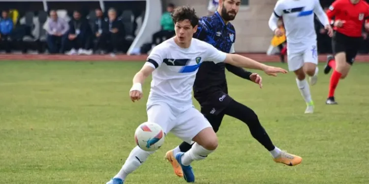 Karacabey Belediyespor gol düellosunu kaybetti