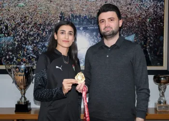 Milli sporcu Hatice Kübra İlgün’den Bursaspor’a altın gururu