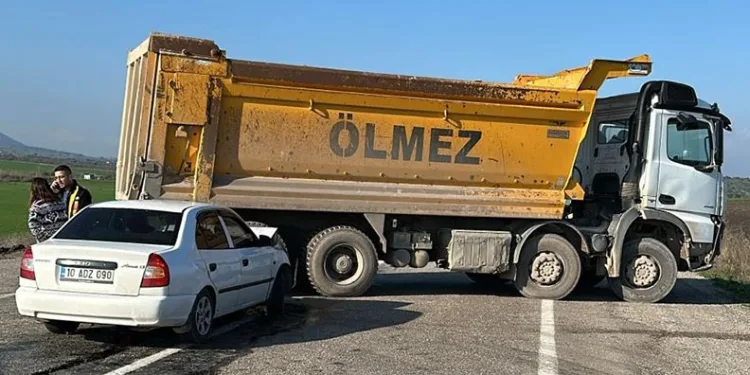 Otomobil kamyonun altına girdi: 1 Yaralı